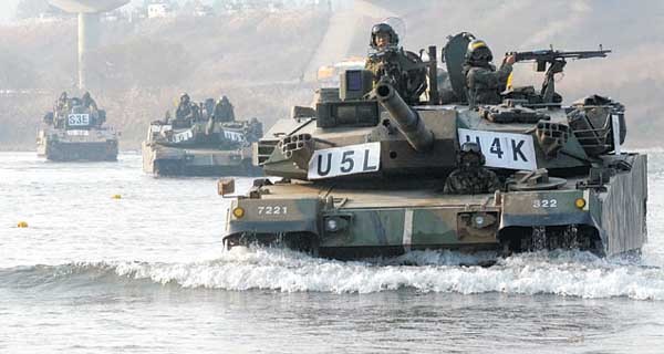 ▲ 2011년 10월 20일 호국훈련 중의 도하작전 모습. 올해에는 청주시 일대에서 200여 대의 장갑차, 탱크가 장관을 펼친다.