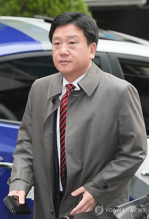 ▲ 이명박 대통령의 내곡동 사저 부지 의혹 사건 특검팀의 이광범 특별검사가 이상은 씨의 소환을 하루 앞둔 31일 오전 서울 서초구 서초동 특검사무실로 출근하고 있다. ⓒ 연합뉴스