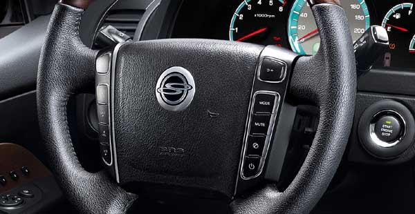 ▲ 렉스턴 W에 새로 적용하는 스티어링 휠. 기존 보다 디자인이 약간 변했다.