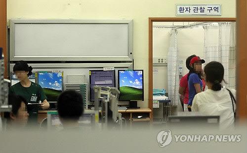 ▲ 서울에서 야간 및 휴일에도 문을 여는 병의원급 의료기관 45곳이 11월부터 본격 운영에 들어간다. 이에 따라 한밤 중 응급실을 찾는 일이 줄어들 전망이다. 사진은 한 병원 응급실(자료사진).ⓒ 연합뉴스