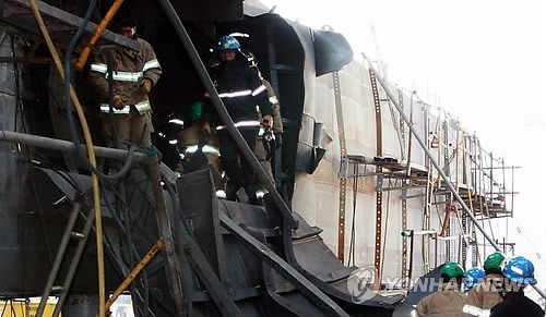 ▲ 사고를 수습 중인 소방대원과 경찰들.[사진:연합뉴스]