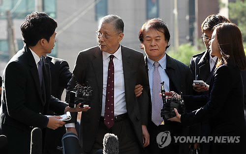 ▲ 이명박 대통령의 큰형인 이상은 다스 회장이 내곡동 사저 부지 의혹과 관련해 조사를 받기 위해 1일 오전 서울 서초구 이광범 특검 사무실로 들어가며 취재진의 질문에 답하고 있다. ⓒ 연합뉴스