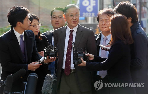 ▲ 이명박 대통령의 큰 형인 이상은 다스 회장이 1일 오전 서초구 이광범 특검 사무실 출두에 앞서 취재진을 질문을 받고 있다. ⓒ 연합뉴스