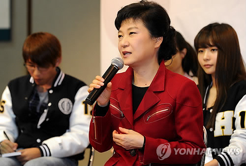 ▲ 새누리당 박근혜 대선 후보가 1일 오후 서울 동대문구 이문동 한국외국어대학교에서 열린 전국대학언론 합동 인터뷰에서 참석자들의 질문에 답하고 있다. ⓒ 연합뉴스