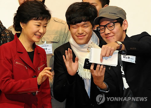 ▲ 새누리당 박근혜 대선 후보가 1일 오후 서울 동대문구 이문동 한국외국어대학교에서 열린 전국대학언론 합동 인터뷰를 마친 후 참석자들과 함께 기념촬영을 하고 있다. ⓒ 연합뉴스