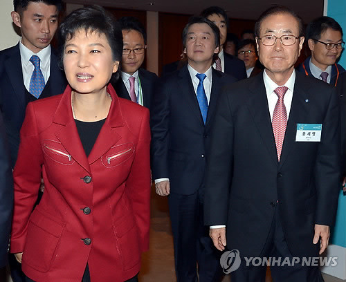 ▲ 새누리당 박근혜 대선후보와 무소속 안철수 대선후보가 1일 오전 서울 중구 장충동 신라호텔에서 SBS주최로 열린 제10차 미래한국리포트 '착한성장사회를 위한 리더십'에 참석, 함께 행사장으로 들어서고 있다. ⓒ 연합뉴스