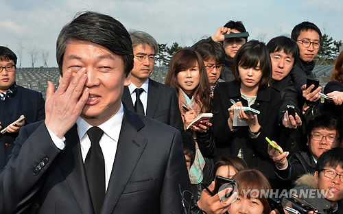 ▲ 안철수 무소속 대선 후보가 2일 오전 제주4ㆍ3평화공원 내 행방불병인묘역을 돌아보다 눈물을 훔치고 있다. 2012.11.2. ⓒ 연합뉴스