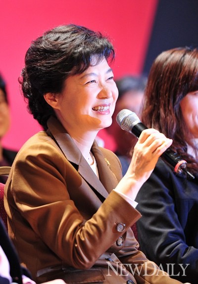 ▲ 새누리당 박근혜 대통령 후보는 2일 4년 중임제 도입을 골자로한 개헌론과 관련해 "정치쇄신안에 대해서 제가 곧 발표를 하겠다"고 밝혔다. ⓒ 정상윤 기자