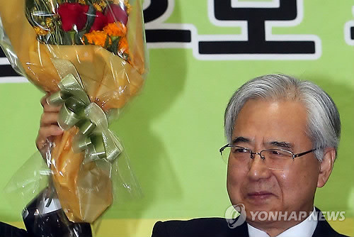 ▲ 문용린 서울대 명예교수가 2일 오후 서울 종로구 YMCA 강당에서 열린 서울시교육감 재선거 우파 단일후보 추대를 위한 결선투표에서 20표 중 15표를 얻어 단일후보로 최종 선출됐다.ⓒ 연합뉴스