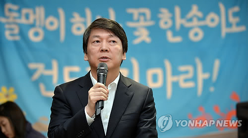 ▲ (제주=연합뉴스) 김호천 기자 = 안철수 무소속 대선 후보가 2일 오후 제주도 서귀포시 강정마을회관을 찾아 제주해군기지에 대한 자신의 생각을 말하고 있다.ⓒ