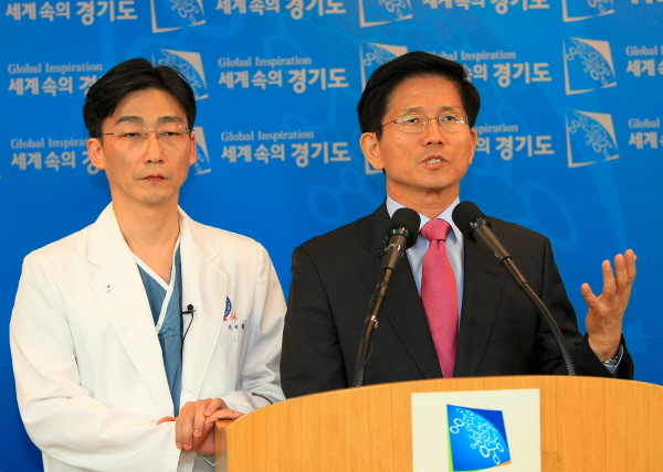 ▲ 2일(금) 오후 도청 브리핑룸에서 김문수 도지사와 아주대병원 이국종 교수가 보건복지부가 발표한 전국 권역별 중증외상 센터 선정 결과에 대한 경기도 입장을 발표하고 있다. ⓒ 뉴데일리