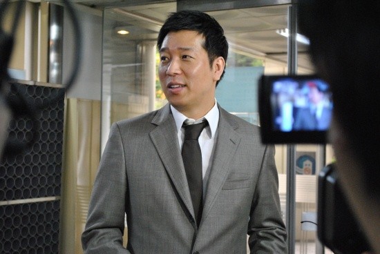 ▲ 지난해 공판을 마치고 나온 강병규가 취재진과 대화를 나누는 모습.  ⓒ 조광형 기자