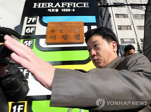 ▲ 이명박 대통령의 내곡동 사저 부지 의혹 사건 특검팀의 이광범 특별검사가 2일 오전 서울 서초동 특검사무실로 출근하고 있다. ⓒ 연합뉴스