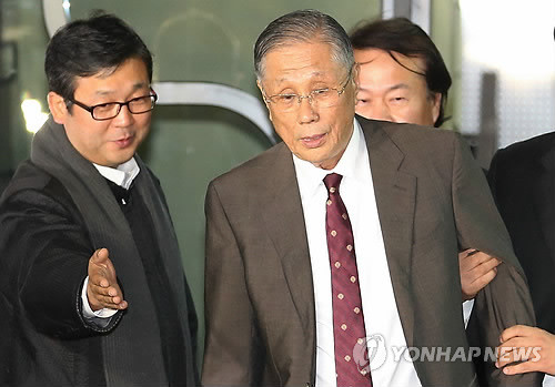 ▲ 이명박 대통령의 큰형인 이상은 다스 회장이 1일 오후 서울 서초구 서초동 특검 사무실에서 조사를 받은 뒤 부축을 받으며 귀가하고 있다. 이 회장은 참고인으로 조사를 받았지만, 부축을 받는 모습이 자칫 체포된 것으로 보이는 효과를 낳기도 했다. ⓒ 연합뉴스
