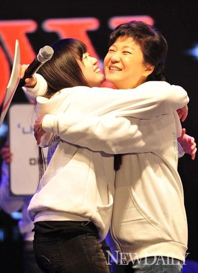 ▲ 새누리당은 4일 연세대 황상민 심리학과 교수가 박근혜 후보를 향해 ‘생식기만 여성’이라고 발언한 것과 관련, “원인을 제공한 문재인 민주통합당 대선 후보, 안철수 후보가 사과해야 한다”고 말했다. 사진은 지난 달 31일 청바지쇼에 참석한 박 후보. ⓒ 정상윤 기자