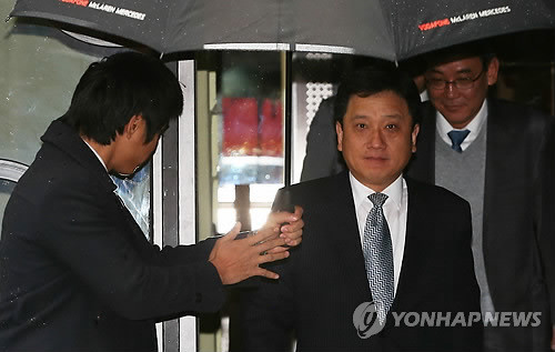 ▲ 이명박 대통령의 내곡동 사저 부지 매입의혹 사건 특검팀이 영부인 김윤옥 여사를 조사할 방침이라고 밝힌 가운데 5일 오후 이광범 특별검사가 서울 서초구 특검사무실을 나서고 있다. ⓒ 연합뉴스