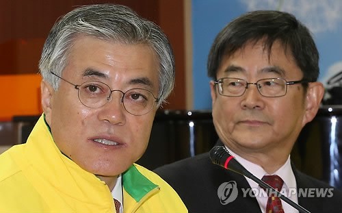 ▲ 민주통합당 문재인 대선후보가 5일 오전 영등포 당사에서 열린 중앙선대위 대책회의에서 새로운정치위원회 위원장으로 영입된 안경환 교수를 소개하고 있다. 2012.11.5 ⓒ 연합뉴스