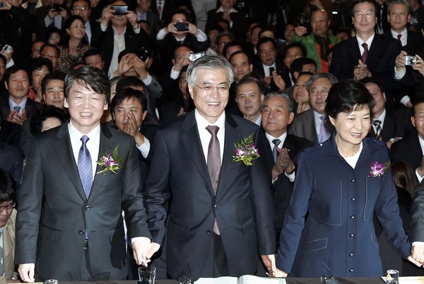 ▲ 지난달 29일 여의도 63빌딩에서 열린 골목상권살리기 전국대표자 회의에 이례적으로 나란히 참석한 박근혜(오른쪽부터)문재인 안철수 후보가 손을 맞잡고 있다.ⓒ 정상윤기자