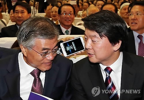 ▲ 민주통합당 문재인 대선후보와 무소속 안철수 대선후보가 4일 오전 전북 익산시 원불교중앙총부에서 열린 원불교 종법사 추대식에 참석, 대화하고 있다. 2012.11.4 ⓒ 연합뉴스(자료사진)