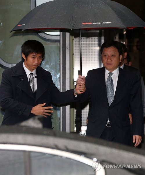 ▲ 이명박 대통령의 내곡동 사저 부지 매입의혹 사건 특검팀이 영부인 김윤옥 여사를 조사할 방침이라고 밝힌 가운데 5일 오후 이광범 특별검사가 서울 서초구 특검사무실을 나서고 있다. ⓒ 연합뉴스