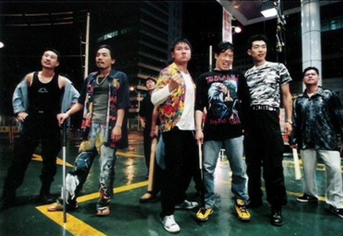 ▲ 영화 '주유소 습격사건'의 한 장면. 가운데 꽃무늬 셔츠를 입은 김태환. 오른쪽부터 이종혁과 유해진.