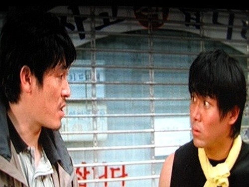 ▲ 영화 '공공의 적'에서 과일장수로 나온 김태환. 상대 배우는 설경구.