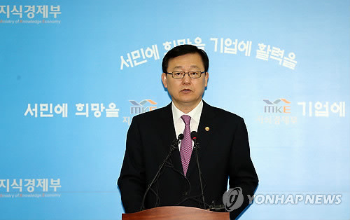 ▲ 홍석우 지식경제부 장관이 5일 오전 과천 지경부 기자실에서 영광 원전 위조부품 공급 관련 브리핑을 하고 있다. ⓒ 연합뉴스