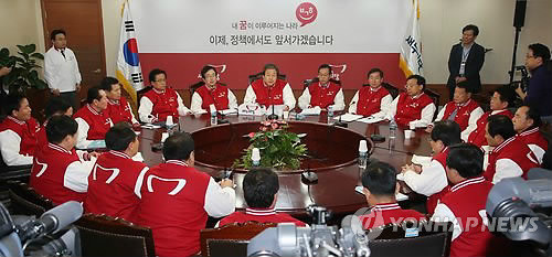 ▲ 새누리당 김무성 총괄선대본부장이 6일 오전 여의도 당사에서 열린 중앙선거대책본부 회의에서 민주통합당 문재인, 무소속 안철수 대선후보의 단일화 논의에 대해 비판하고 있다. ⓒ 연합뉴스