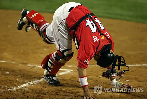 ▲ ⓒ감사 인사하는 조인성.