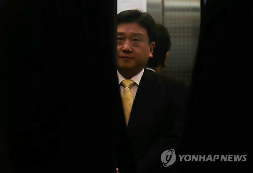 ▲ 이명박 대통령의 내곡동 사저 부지 매입의혹 사건 특검팀이 영부인 김윤옥 여사를 조사할 방침이라고 밝힌 가운데 6일 오전 이광범 특별검사가 서울 서초구 특검사무실로 출근 하고 있다. ⓒ 연합뉴스