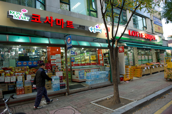 ▲ 경기도 고양시 화정2동 나들가게 ‘코스마트’ (왼쪽) 바로 옆집에 롯데슈퍼(오른쪽)가 들어섰다. ⓒ뉴데일리