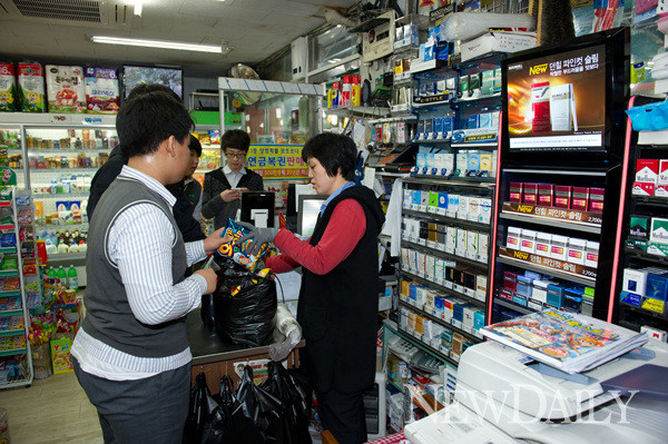 ▲ 주부들의 발길이 뜸해지고 학생과 남성소비자들이 주 소비자 층으로 남았다. ⓒ뉴데일리