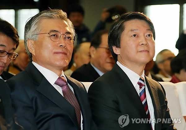 ▲ 한 자리에 모인 문재인 민주통합당 대선후보와 안철수 무소속 후보.[사진: 연합뉴스]