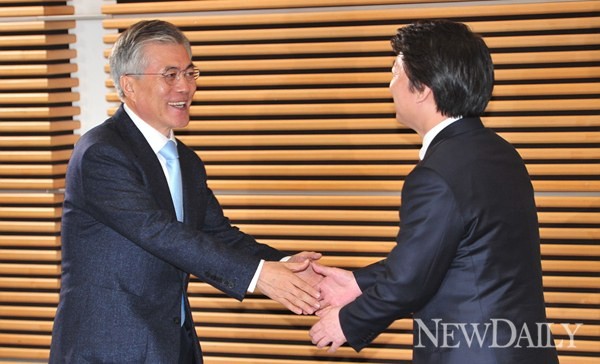 ▲ 문재인 민주통합당 대선 후보와 안철수 무소속 대선 후보가 악수하고 있다. ⓒ 정상윤 기자