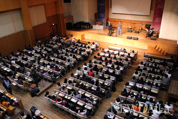 ▲ 영화배우 차인표 씨가 '북한 인권'에 대해 강연하고 있다. ⓒ 한동대학교
