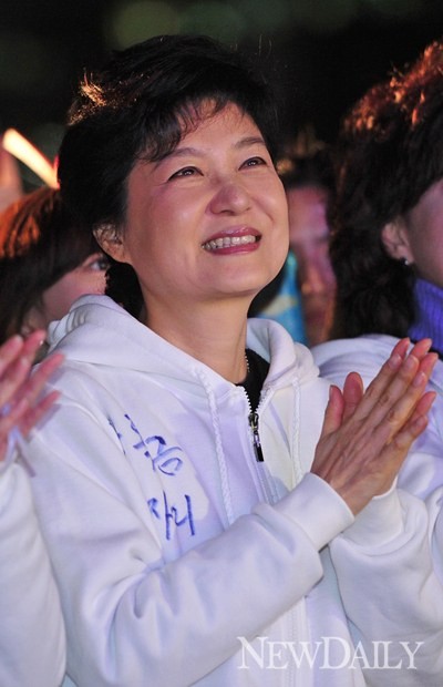 ▲ 새누리당 박근혜 대통령 후보가 지난달 31일 가슴에 '등록금', '일자리'를 직접 쓴 옷을 입고 있다.  ⓒ 정상윤 기자