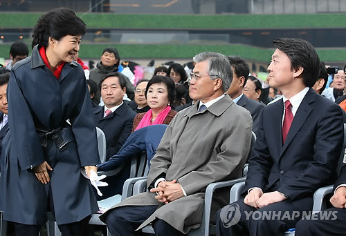 ▲ 새누리당 박근혜ㆍ민주통합당 문재인ㆍ무소속 안철수 후보(왼쪽부터)가 6일 오후 서울광장에서 열린 전국 수산인 한마음 전진대회에 나란히 참석했다. 박근혜 후보가 축사를 하기 위해 자리에서 일어서며 문재인ㆍ안철수 후보을 바라보고 있다. ⓒ 연합뉴스