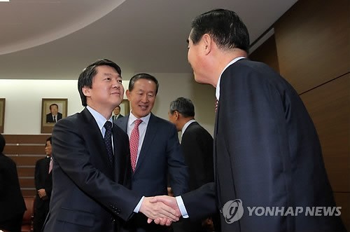 ▲ 무소속 안철수 대선후보가 8일 오전 서울 여의도 KT 사옥에서 전경련 회장단과 간담회를 갖기에 앞서 참석자들과 악수하고 있다. 2012.11.8 ⓒ 연합뉴스