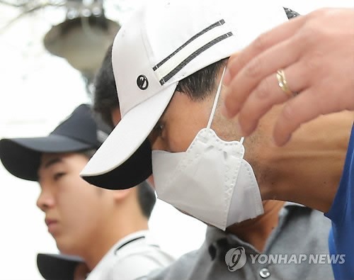 ▲ 서울 중곡동에서 30대 주부를 성폭행하려다 반항한다고 살해한 서진환이 현장검증을 하고 있다.[사진: 연합뉴스]