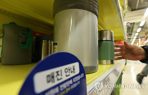 ▲ 사상초유의 급식파업으로 일부 매장에서 보온도시락이 품귀현상을 빚고 있다. 사진은 수원의 한 대형매장에 보온도시락이 진열된 모습.ⓒ 연합뉴스