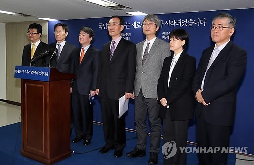 ▲ 무소속 안철수 대선후보가 8일 오후 서울 종로구 공평동 선거캠프에서 통일ㆍ외교분야 정책을 발표기에 앞서 윤영관 전 외교부장관, 이봉조 전 통일부차관 등 국정자문위원들과 기념촬영을 하고 있다. 2012.11.8 ⓒ 연합뉴스