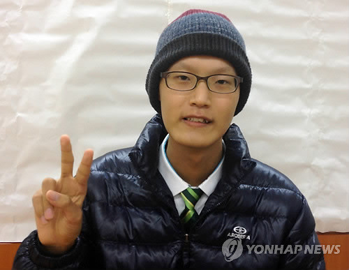 ▲ 8일 경기도 가평군 가평고등학교에 마련된 수능 특별고사실에서 수험생 김동희(18)군이 시험을 마치고 기뻐하고 있다.ⓒ 연합뉴스