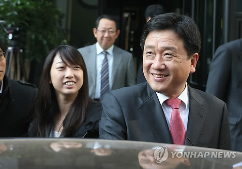 ▲ 이명박 대통령의 내곡동 사저부지 의혹 사건 특검팀(이광범 특별검사)이 9일 이 대통령에게 수사기간을 15일간 연장할 것을 요청했다. 이광범 특별검사가 이날 오후 점심식사를 위해 서울 서초동 특검 사무실을 나서고 있다. ⓒ 연합뉴스