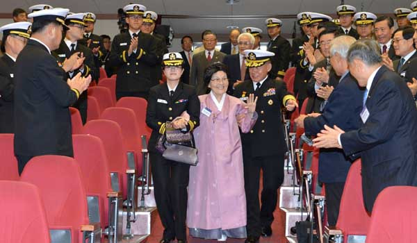 ▲ 해군 창설자 故손원일 초대 해군참모총장의 부인 홍은혜 여사가 최윤희 해군 참모총장의 안내를 받으며 기념식장에 입장하고 있다