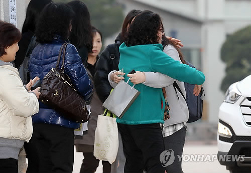 ▲ 8일 오후 서울 종로구 풍문여자고등학교에서 2013학년도 대학수학능력시험을 마친 수험생이 교문을 나서며 가족의 마중을 받고 있다.ⓒ 연합뉴스