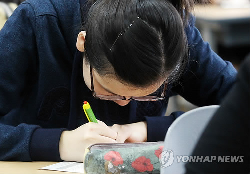 ▲ 수능 점수를 가채점 하는 학생(자료사진).ⓒ 연합뉴스