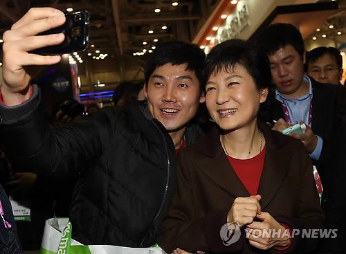 ▲ 새누리당 박근혜 대선후보가 9일 오후 부산 해운대구 벡스코에서 열린 'G-Star' 게임산업 채용박람회 방문, 한 시민과 휴대폰으로 사진을 찍고 있다. ⓒ 연합뉴스