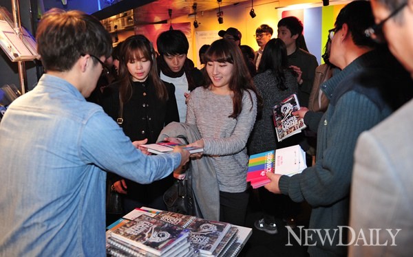 ▲ 10일 홍대 상상마당에서 열린 ‘2012 칸 라이언즈 수상작 페스티벌’에 젊은 인파가 모여들고 있는 모습. ⓒ뉴데일리