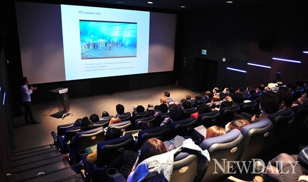 ▲ 10일 홍대 상상마당에서 열린 ‘2012 칸 라이언즈 수상작 페스티벌’에 젊은 인파가 모여들고 있는 모습. ⓒ뉴데일리