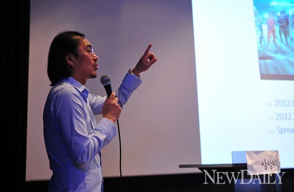 ▲ 10일 홍대 상상마당에서 열린 ‘2012 칸 라이언즈 수상작 페스티벌’에서 상상마당에서 김홍탁 제일기획 마스터가 광고 트렌드를 주제로 강연하고 있다. ⓒ뉴데일리